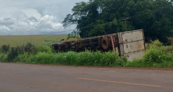 Caminhão tomba na RS-342 após manobra para evitar colisão frontal