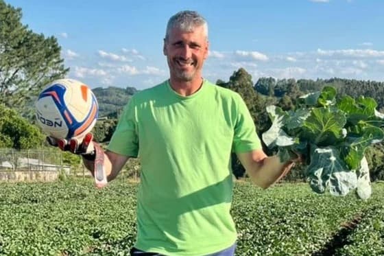 Ex-goleiro do Inter que trocou os gramados pela lavoura