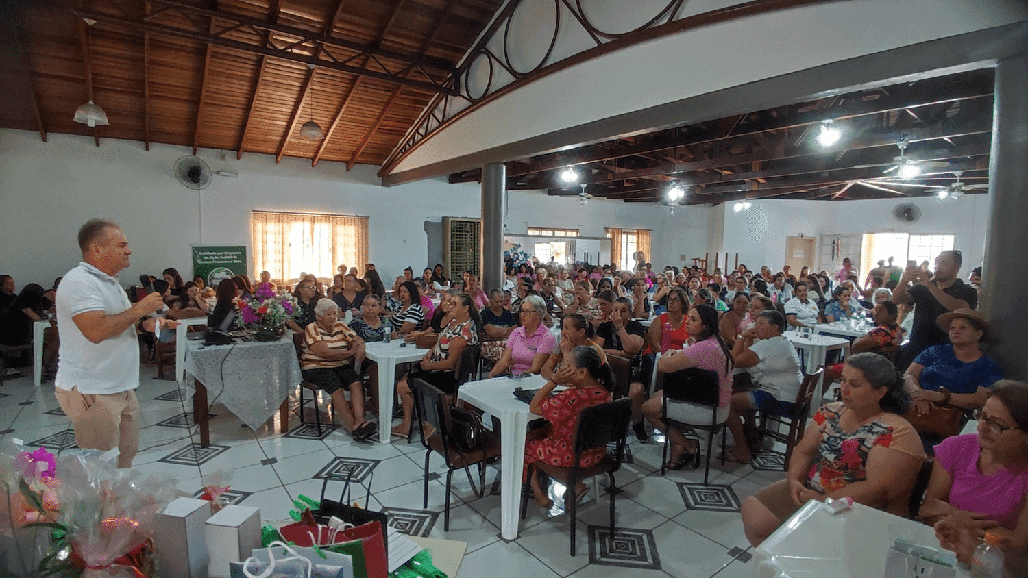 Encontro alusivo ao Dia da Mulher reúne centenas de participantes em Pinhal