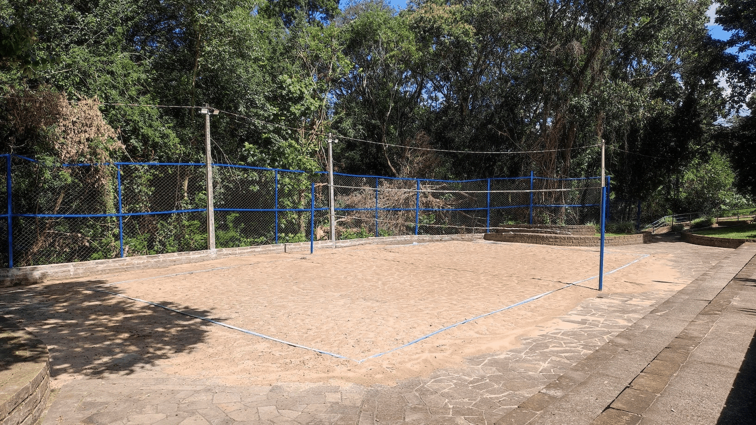 Quadra municipal de areia de Pinhal recebe melhorias 