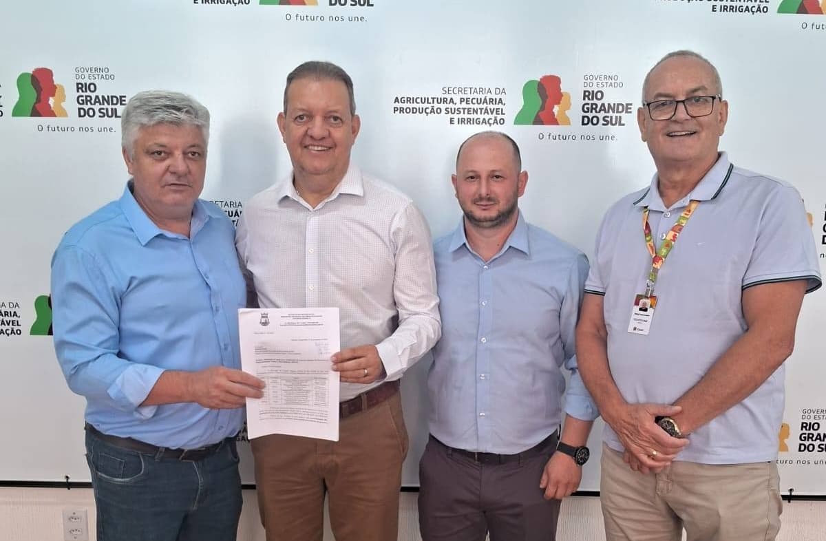 Liberato Salzano recebe caminhão zero-quilômetro 