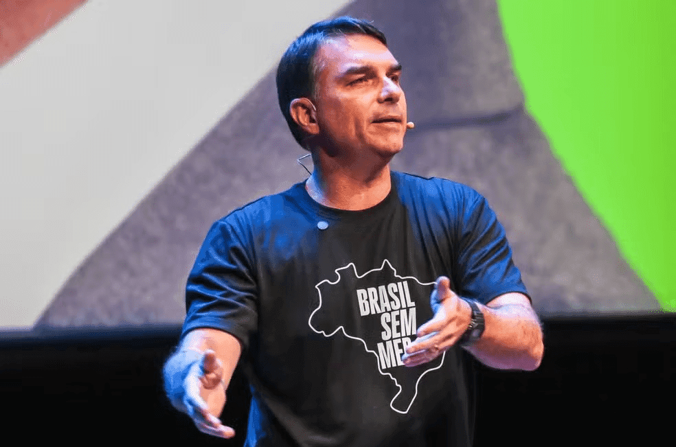 Flávio Bolsonaro vence em Cristal do Sul com 51,59% dos votos