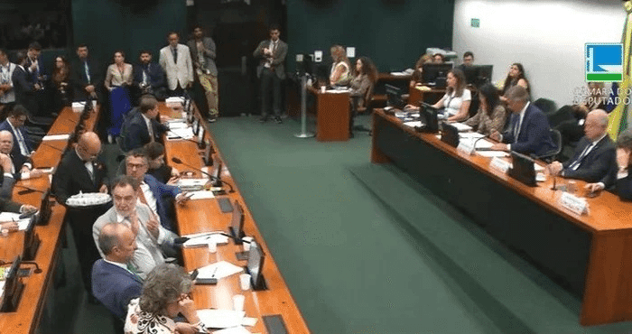 Medidas pelo fim da jornada 6x1 são aprovadas na Câmara dos Deputados 