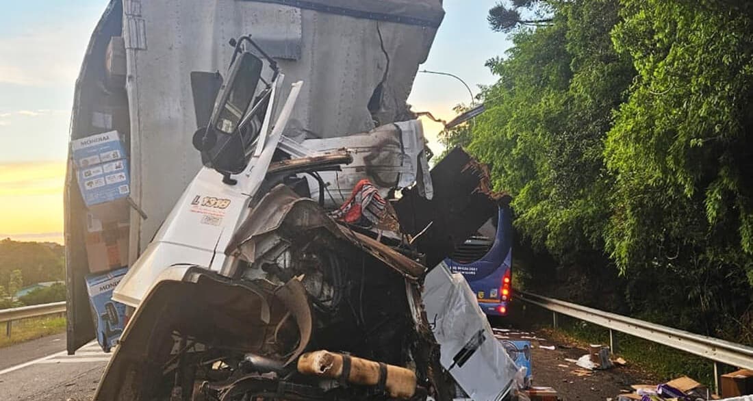 Colisão envolvendo ônibus com grupo da terceira idade resulta na morte do motorista e deixa passageiros feridos