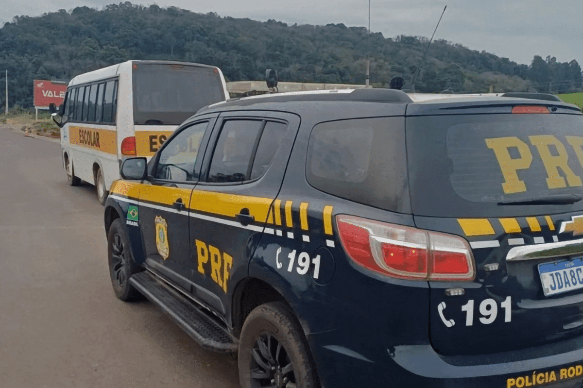 PRF flagra jovem sem CNH transportando 16 crianças em van escolar 