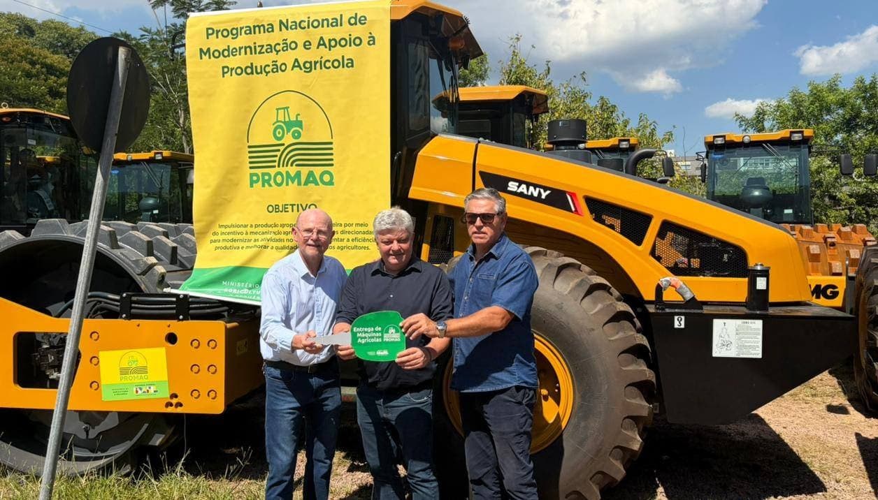 Liberato Salzano recebe rolo compactador para reforçar infraestrutura e apoio à agricultura