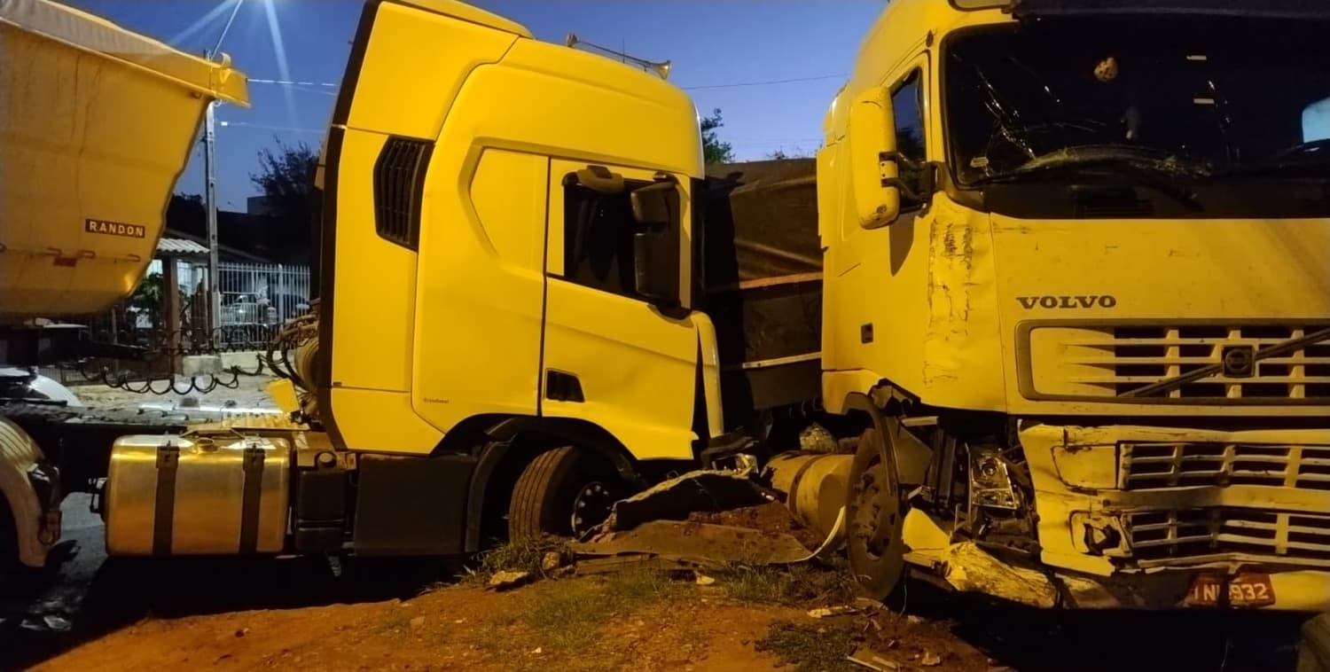 Caminhão sem motorista colide com outro veículo em Palmeira das Missões
